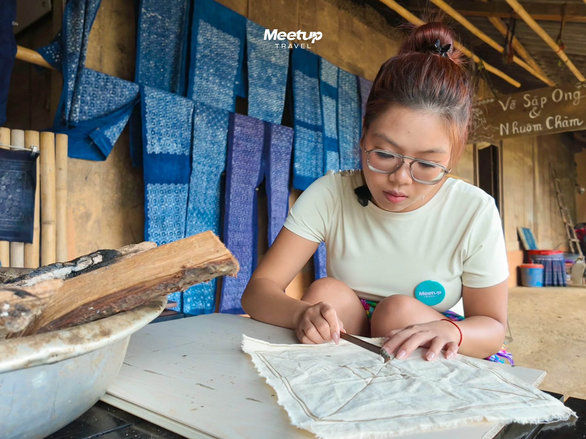 Beeswax batik and indigo dyeing with H'Mong women, photo 1